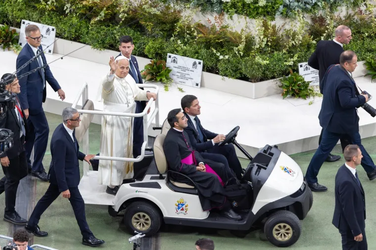 Pogledajte ove predivne prizore: Papu na stadionu Real Madrida dočekalo 80.000 vjernika