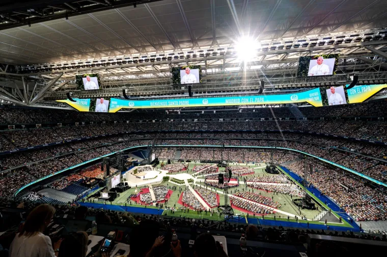 Pogledajte ove predivne prizore: Papu na stadionu Real Madrida dočekalo 80.000 vjernika
