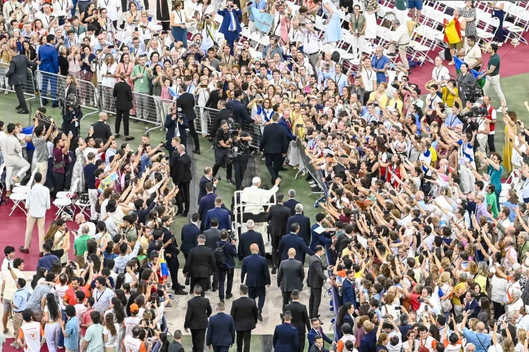 Pogledajte ove predivne prizore: Papu na stadionu Real Madrida dočekalo 80.000 vjernika