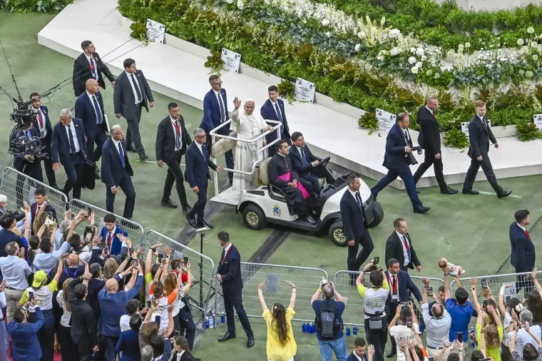 Pogledajte ove predivne prizore: Papu na stadionu Real Madrida dočekalo 80.000 vjernika