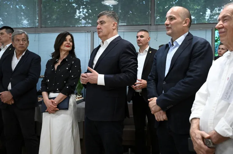 Zoran Milanović izveo suprugu na izložbu: Prva dama u bezvremenskoj kombinaciji plijenila poglede