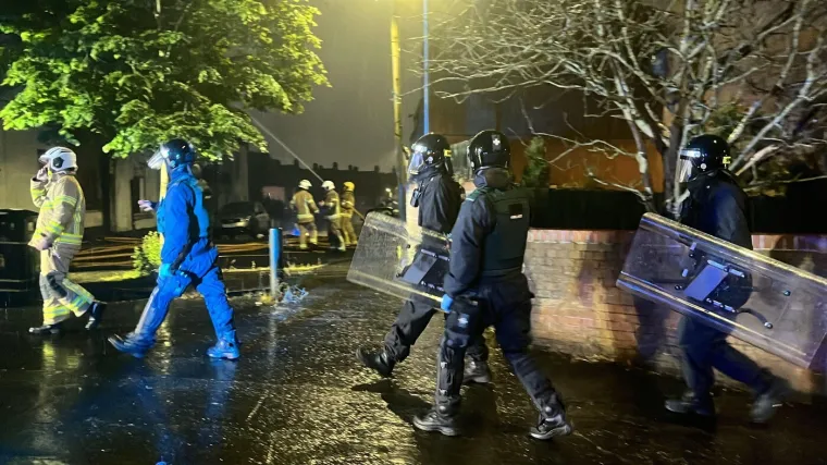 Brutalne scene iz Belfasta: Ogorčeni zbog napada migranta demolirali grad i sukobili se s policijom