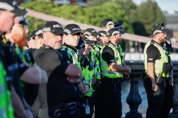 Brutalne scene iz Belfasta: Ogorčeni zbog napada migranta demolirali grad i sukobili se s policijom