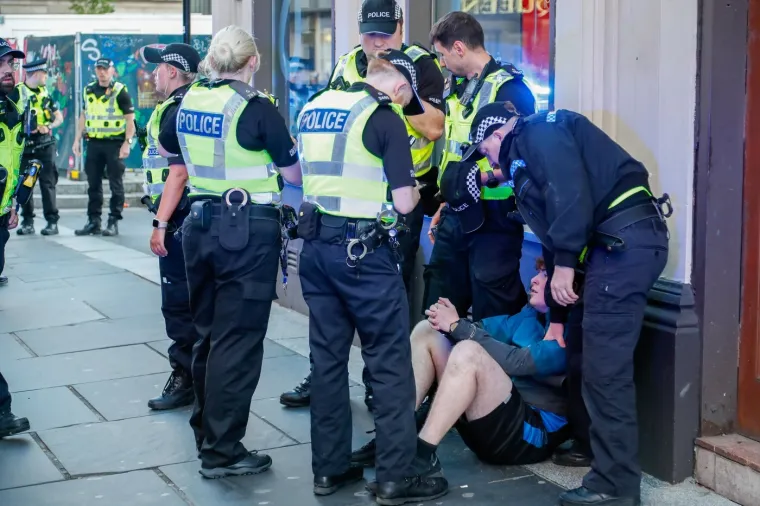 Brutalne scene iz Belfasta: Ogorčeni zbog napada migranta demolirali grad i sukobili se s policijom