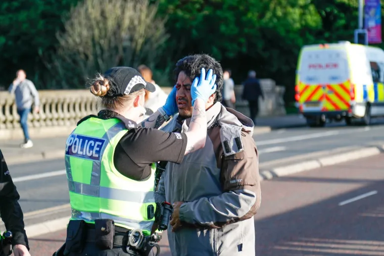Brutalne scene iz Belfasta: Ogorčeni zbog napada migranta demolirali grad i sukobili se s policijom
