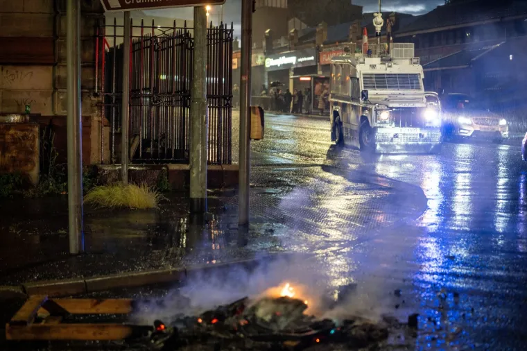 Brutalne scene iz Belfasta: Ogorčeni zbog napada migranta demolirali grad i sukobili se s policijom