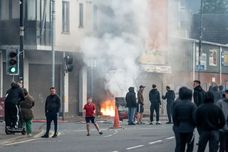 Brutalne scene iz Belfasta: Ogorčeni zbog napada migranta demolirali grad i sukobili se s policijom