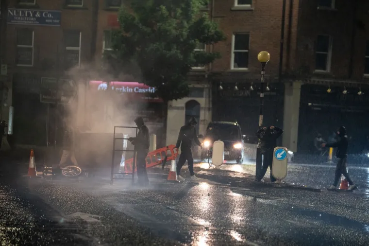 Brutalne scene iz Belfasta: Ogorčeni zbog napada migranta demolirali grad i sukobili se s policijom