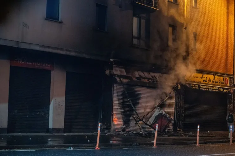 Brutalne scene iz Belfasta: Ogorčeni zbog napada migranta demolirali grad i sukobili se s policijom