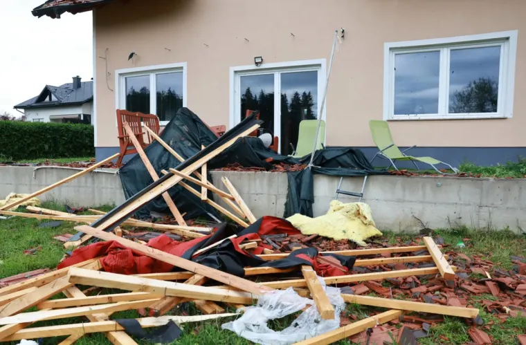 Krovovi na zemlji, &scaron;rapneli u zidovima: Sudnji dan zaobi&scaron;ao Zagreb! 'Uni&scaron;teno je pola sela'