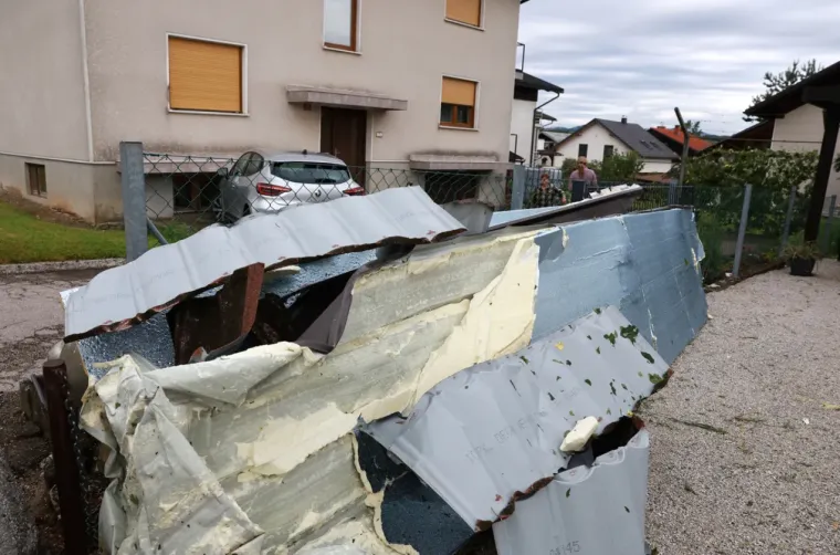 Krovovi na zemlji, &scaron;rapneli u zidovima: Sudnji dan zaobi&scaron;ao Zagreb! 'Uni&scaron;teno je pola sela'