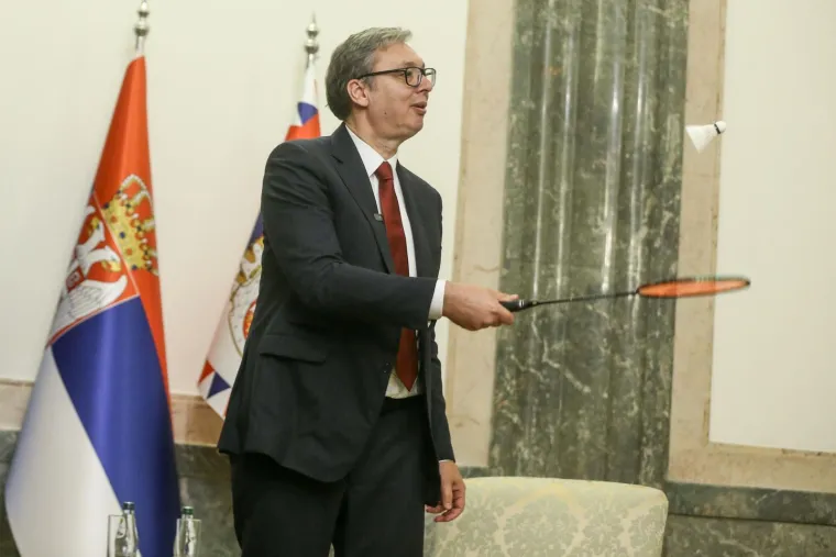 Vučić sretan kao malo dijete: Dobio dar od sportske ikone, pa se odmah počeo igrati