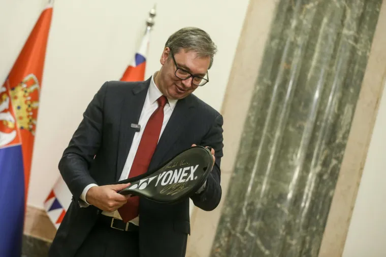 Vučić sretan kao malo dijete: Dobio dar od sportske ikone, pa se odmah počeo igrati