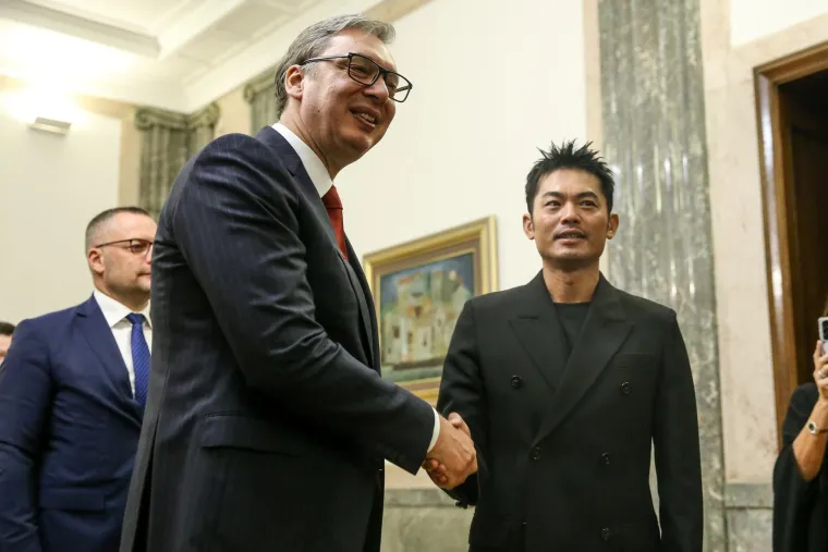 Vučić sretan kao malo dijete: Dobio dar od sportske ikone, pa se odmah počeo igrati