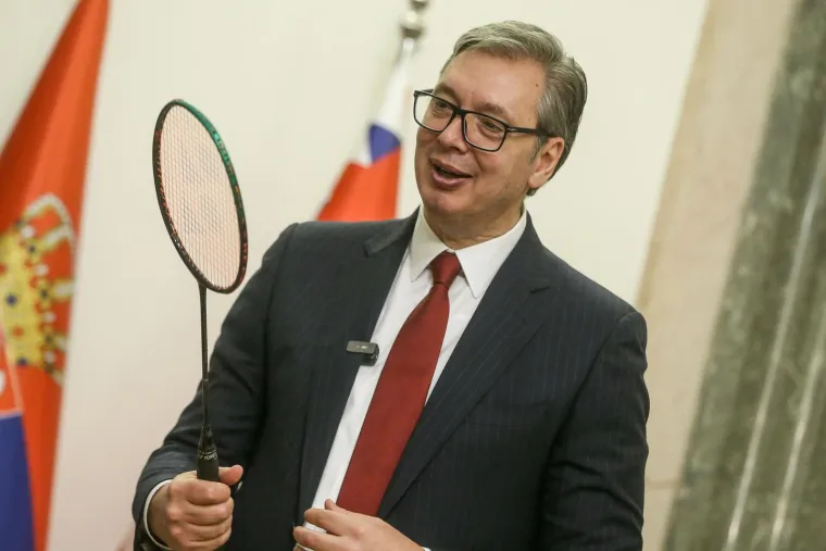 Vučić sretan kao malo dijete: Dobio dar od sportske ikone, pa se odmah počeo igrati