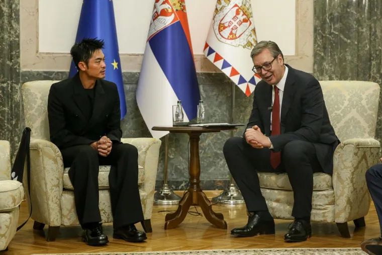 Vučić sretan kao malo dijete: Dobio dar od sportske ikone, pa se odmah počeo igrati