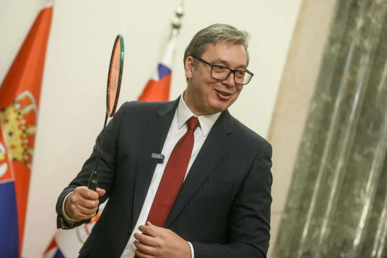 Vučić sretan kao malo dijete: Dobio dar od sportske ikone, pa se odmah počeo igrati