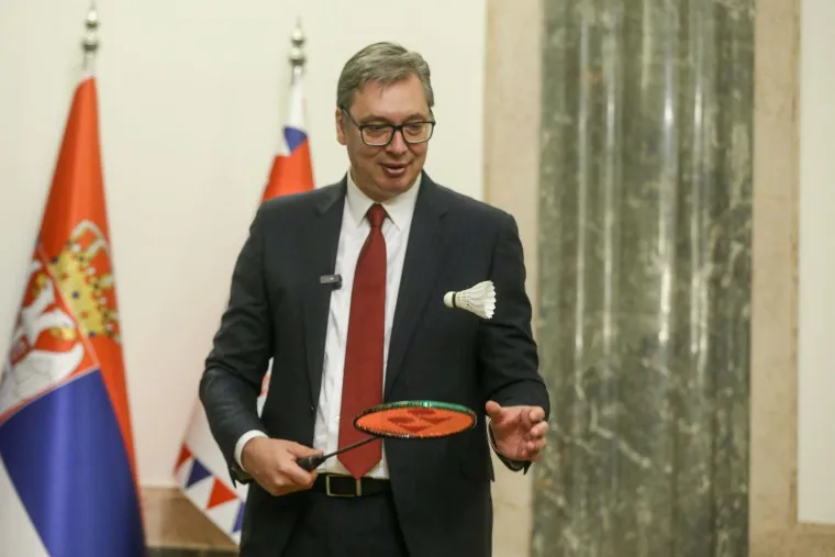 Vučić sretan kao malo dijete: Dobio dar od sportske ikone, pa se odmah počeo igrati