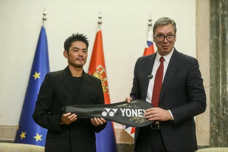 Vučić sretan kao malo dijete: Dobio dar od sportske ikone, pa se odmah počeo igrati