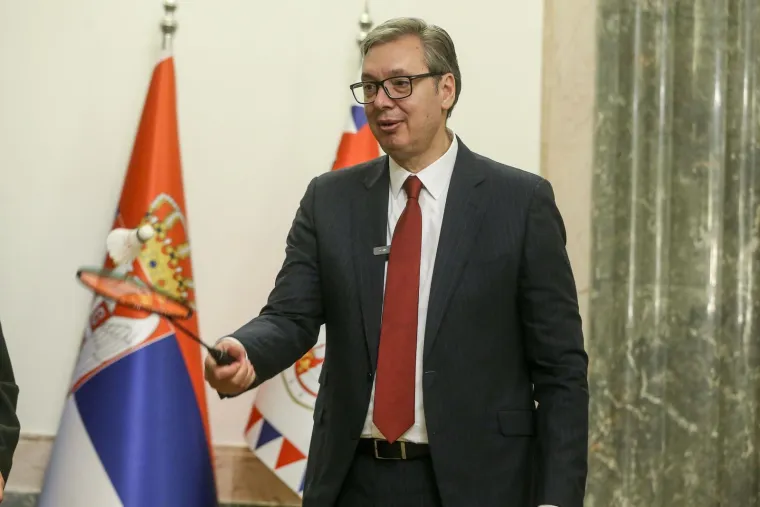 Vučić sretan kao malo dijete: Dobio dar od sportske ikone, pa se odmah počeo igrati