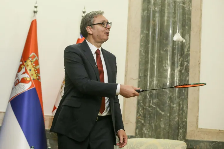 Vučić sretan kao malo dijete: Dobio dar od sportske ikone, pa se odmah počeo igrati