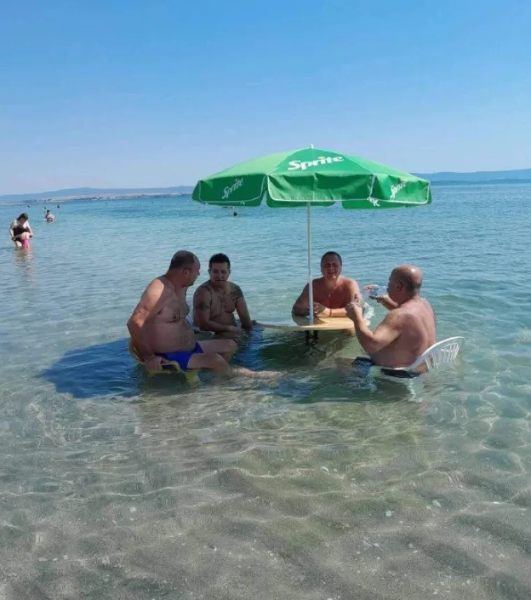 Ovako Balkanci uživaju u kupanju: Samo oni znaju stvoriti takvu zabavu, prizori su urnebesni