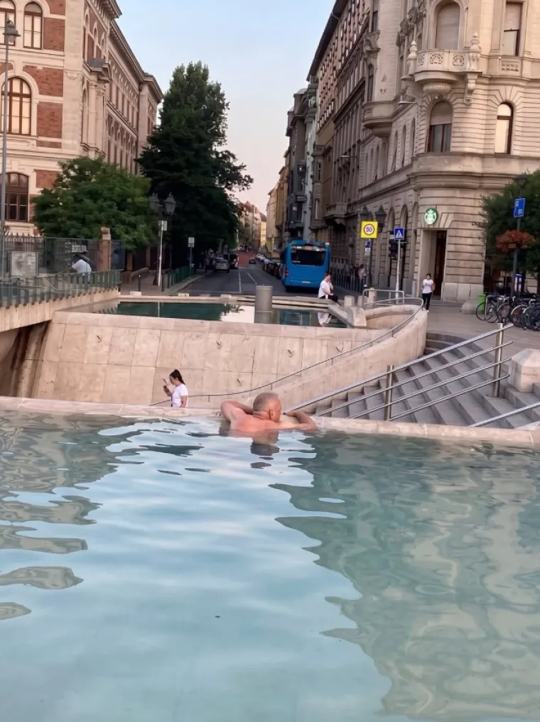 Ovako Balkanci uživaju u kupanju: Samo oni znaju stvoriti takvu zabavu, prizori su urnebesni