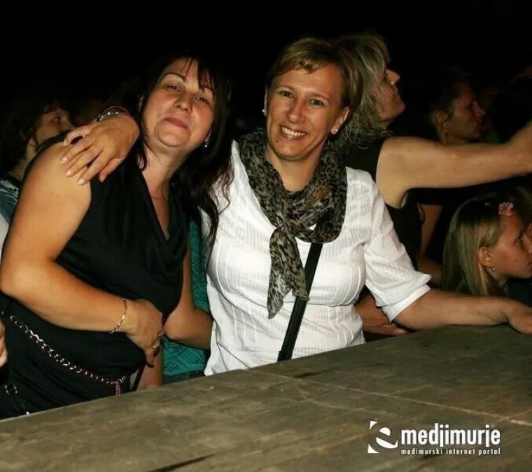 Povratak u neka ljep&scaron;a vremena: Zgodne djevojke okupirale Zečićev koncert