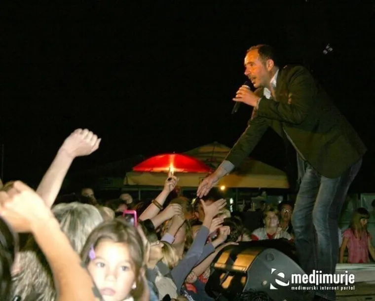 Povratak u neka ljep&scaron;a vremena: Zgodne djevojke okupirale Zečićev koncert