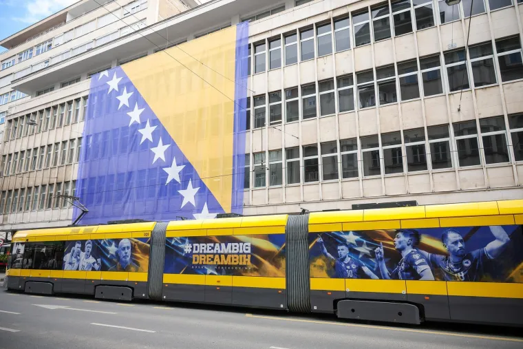 Pogledajte kako izgleda Sarajevo na dan utakmice, snimljeno i poznato lice