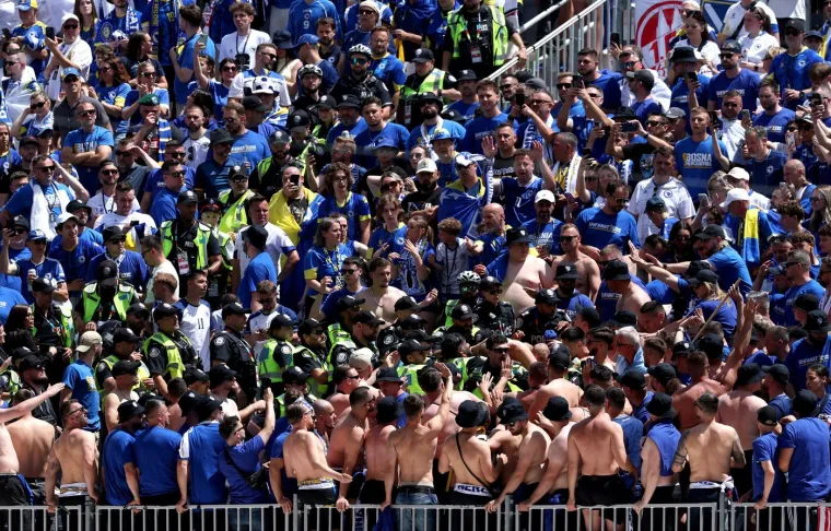 Ovo nije prikazano u prijenosu: Pogledajte kako su redari uletjeli među navijače BiH