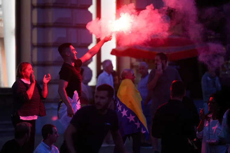 Ovako se u Zagrebu gledala BiH: Zapaljena baklja, dvije misteriozne policajke čuvale red