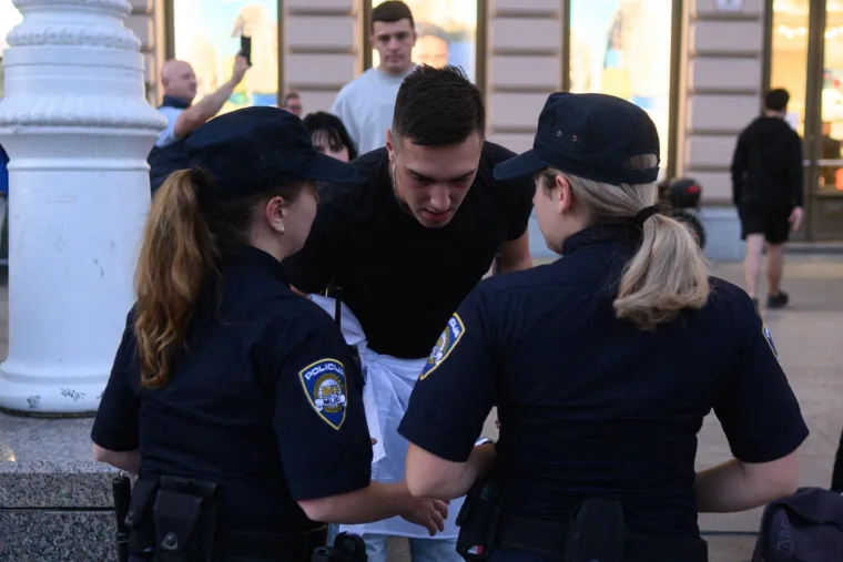 Ovako se u Zagrebu gledala BiH: Zapaljena baklja, dvije misteriozne policajke čuvale red