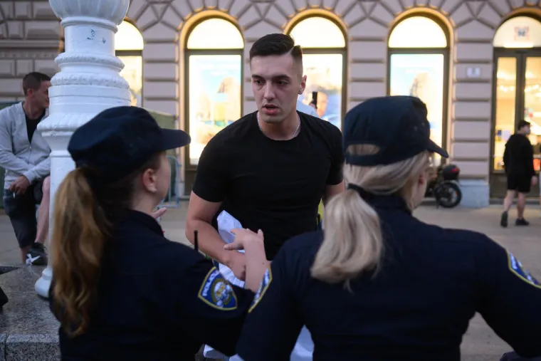 Ovako se u Zagrebu gledala BiH: Zapaljena baklja, dvije misteriozne policajke čuvale red