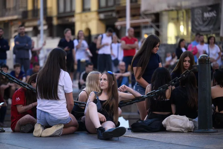 Ovako se u Zagrebu gledala BiH: Zapaljena baklja, dvije misteriozne policajke čuvale red