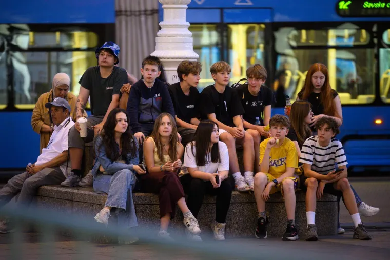 Ovako se u Zagrebu gledala BiH: Zapaljena baklja, dvije misteriozne policajke čuvale red