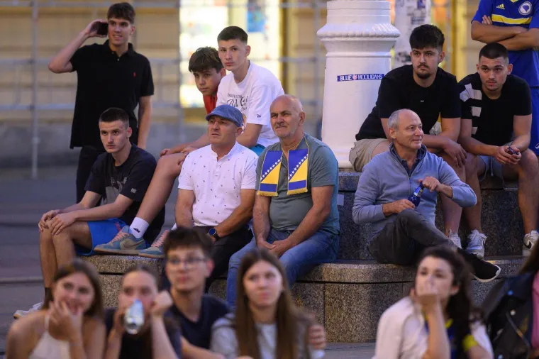Ovako se u Zagrebu gledala BiH: Zapaljena baklja, dvije misteriozne policajke čuvale red
