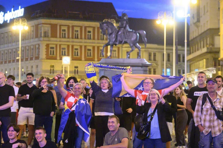 Ovako se u Zagrebu gledala BiH: Zapaljena baklja, dvije misteriozne policajke čuvale red