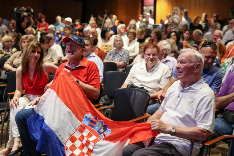 U Lisinskom održan koncert partizanske pjesme: Među gostima poznata lica, evo tko se pojavio
