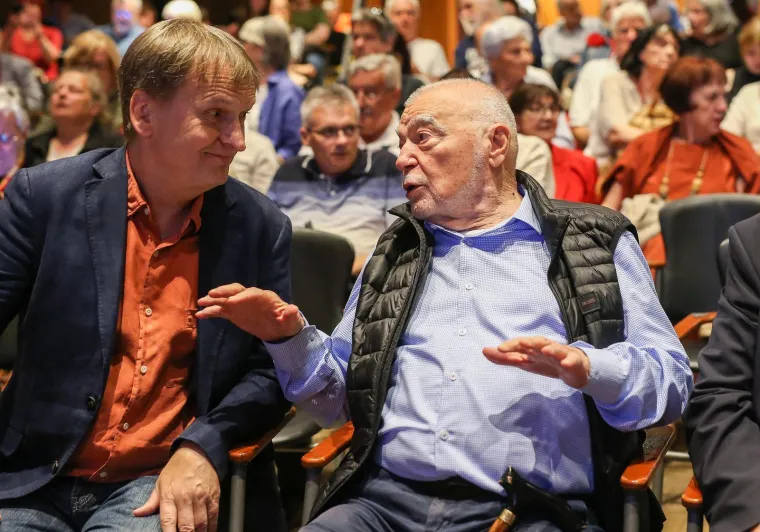 U Lisinskom održan koncert partizanske pjesme: Među gostima poznata lica, evo tko se pojavio