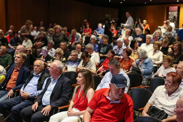U Lisinskom održan koncert partizanske pjesme: Među gostima poznata lica, evo tko se pojavio