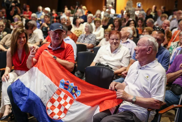 U Lisinskom održan koncert partizanske pjesme: Među gostima poznata lica, evo tko se pojavio