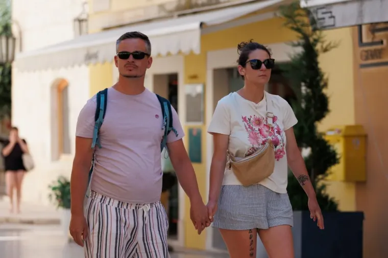 Dok se drugi pitaju &scaron;to odjenuti, Zadranke znaju odgovor: Svojim haljinama ne priznaju dosadu