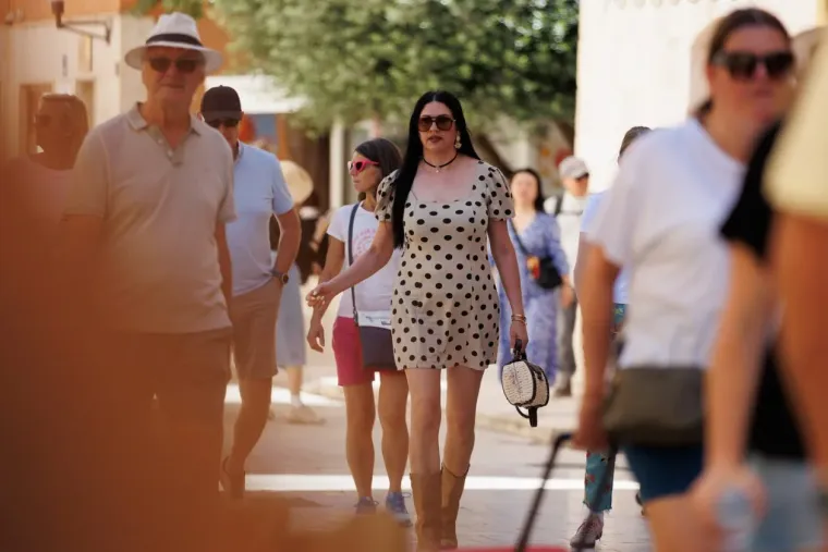 Dok se drugi pitaju &scaron;to odjenuti, Zadranke znaju odgovor: Svojim haljinama ne priznaju dosadu