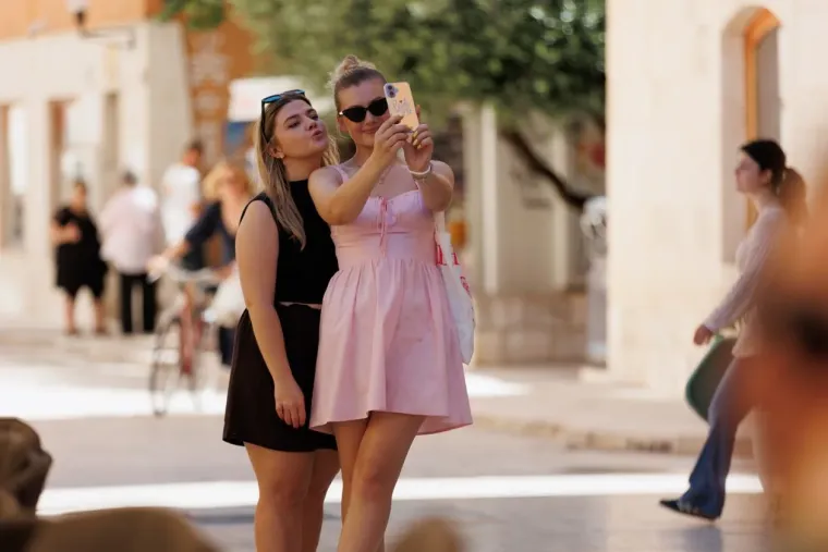 Dok se drugi pitaju &scaron;to odjenuti, Zadranke znaju odgovor: Svojim haljinama ne priznaju dosadu