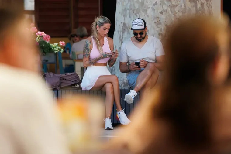Dok se drugi pitaju &scaron;to odjenuti, Zadranke znaju odgovor: Svojim haljinama ne priznaju dosadu
