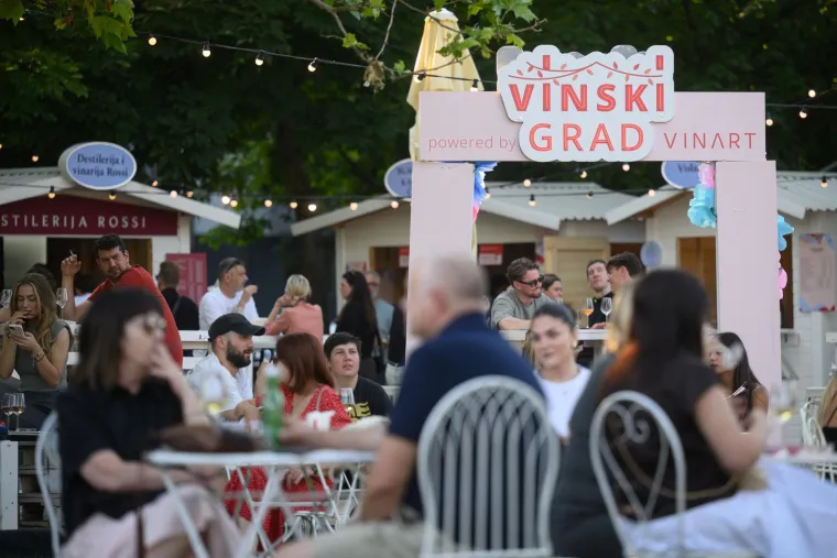 Sve je vrvjelo od lijepih Zagrepčanki: Pogledajte tko je nazdravio na otvaranju Vinskog grada