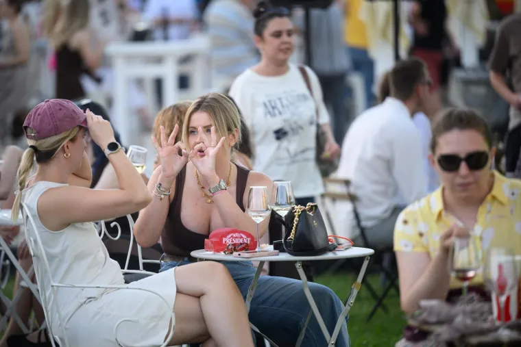 Sve je vrvjelo od lijepih Zagrepčanki: Pogledajte tko je nazdravio na otvaranju Vinskog grada