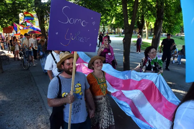 Poljupci koji su izazvali buru: Karlovački pride bez incidenata, ali ne i bez kontroverzi
