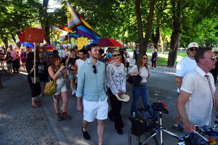 Poljupci koji su izazvali buru: Karlovački pride bez incidenata, ali ne i bez kontroverzi